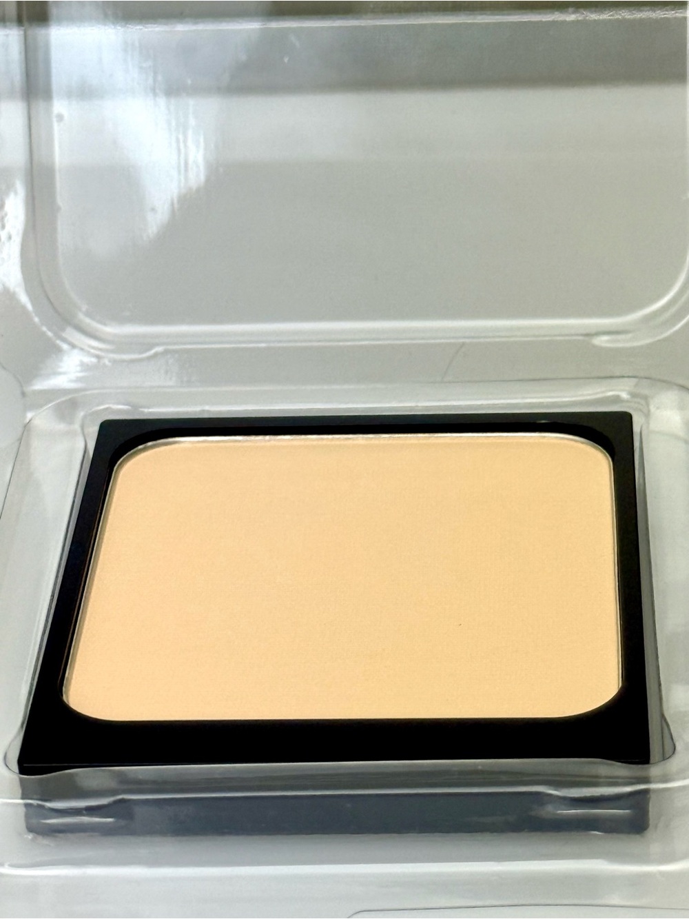 Laura Mercier • Translucent Pressed Setting Powder - Picture 6 of 8